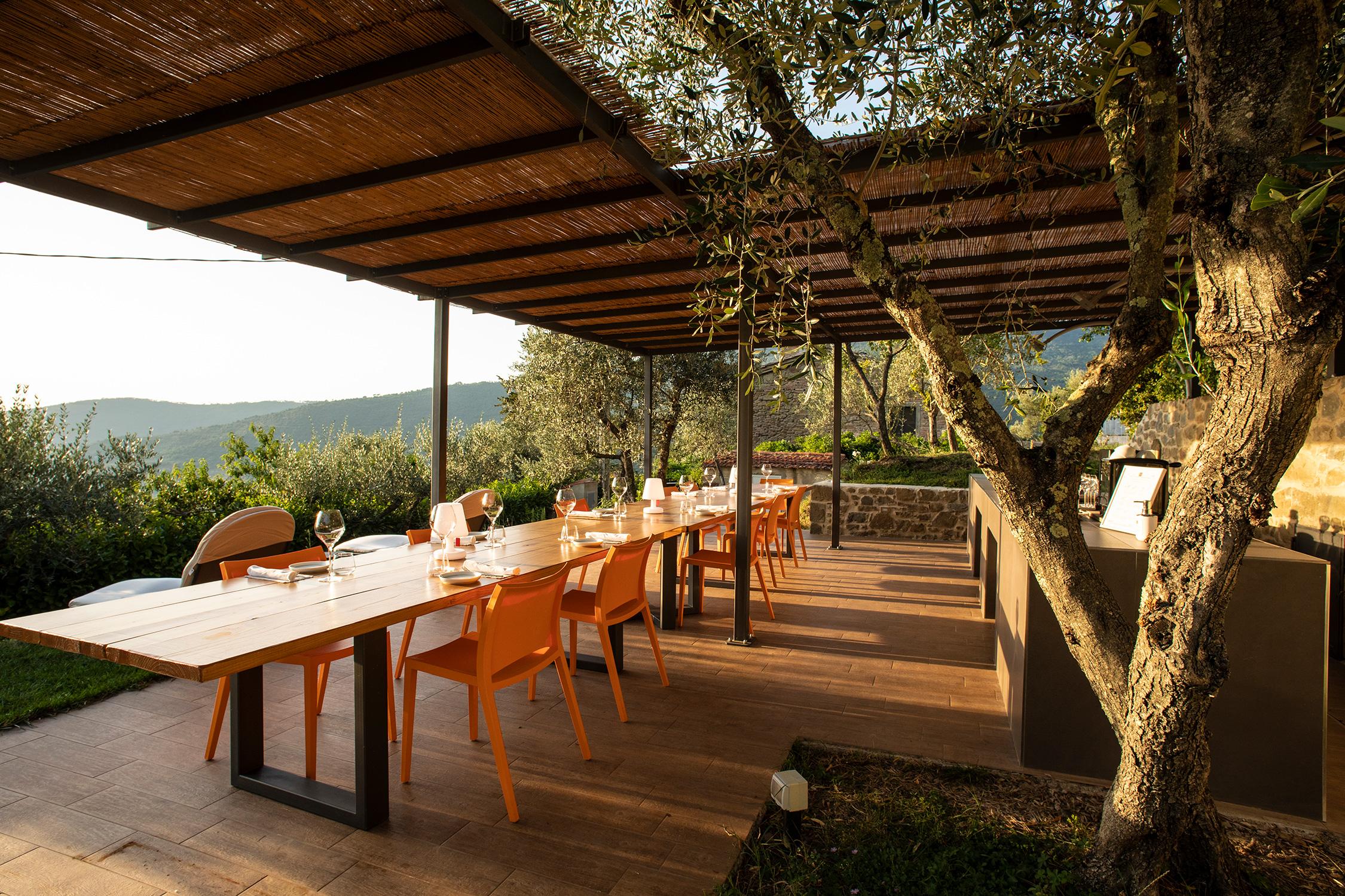 Organika | Restaurant with panoramic views and outdoor spaces in Corton, Tuscany